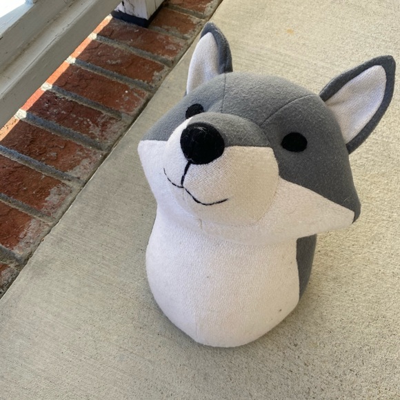 pillowfort wolf head